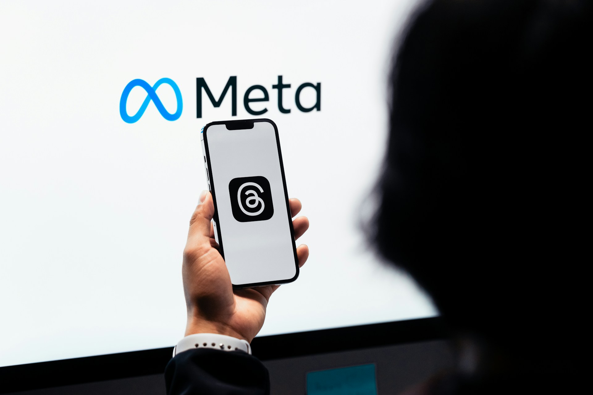 Meta сключи договори с медии за интегриране на новини в чатбота Meta AI