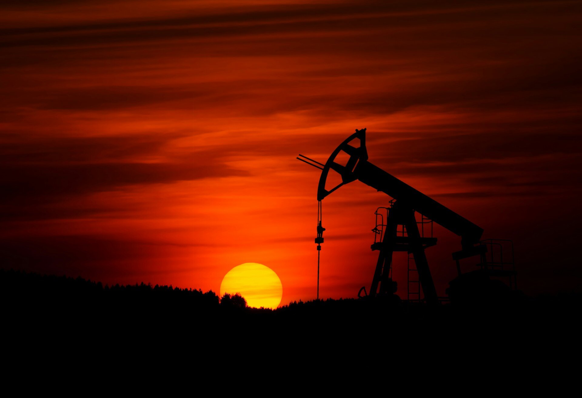 Цените на петрола скочиха рязко след санкциите на САЩ срещу "Роснефт" и "Лукойл"
